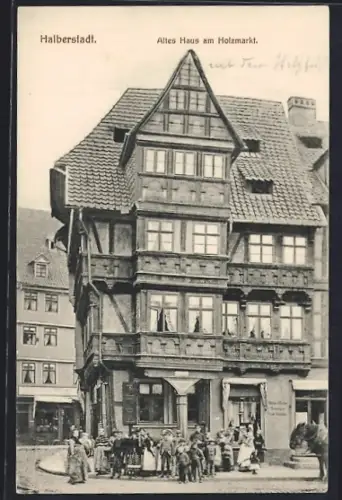 AK Halberstadt, Holzmarkt mit Personen und Geschäften