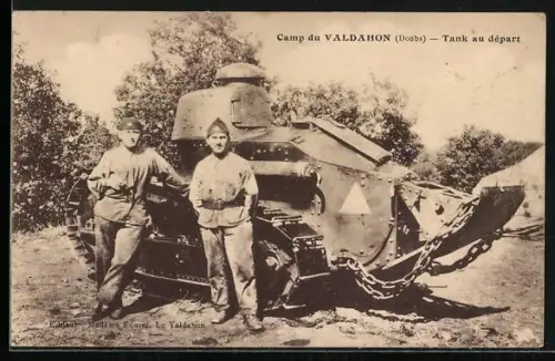 AK Camp du Valdahon, Doubs, Tank au départ