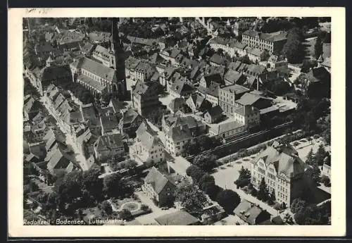 AK Radolfzell /Bodensee, Strassenpartie mit Kirche, Fliegeraufnahme