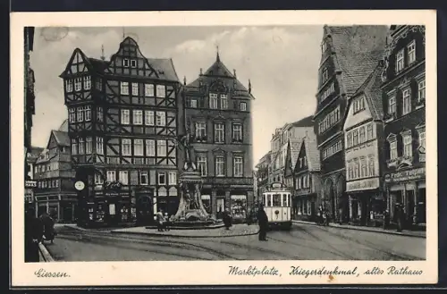 AK Giessen, Marktplatz, Kriegerdenkmal, altes Rathaus, Strassenbahn