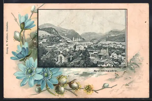 AK Berchtesgaden, Teilansicht mit Bergen, Blaue Blumen, Passepartout