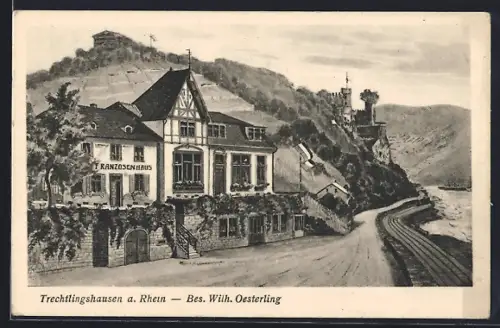 Künstler-AK Trechtlingshausen a. Rhein, Strassenpartie mit Franzosenhaus und Burg