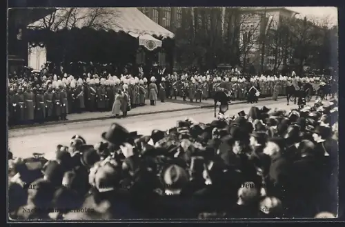 AK München, Feier der Grundsteinlegung zum Deutschen Museum 1906, Soldaten warten auf die Kutsche