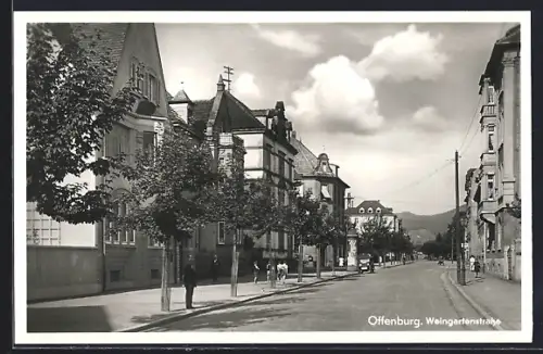 AK Offenburg, Weingartenstrasse mit Passanten