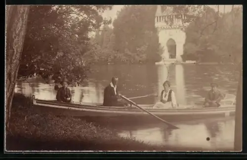 Foto-AK Familie im Ruderboot am Ufer