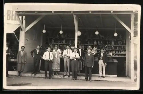 Foto-AK Gruppe vor dem Stand auf einem Volksfest