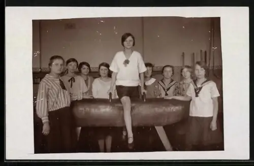 Foto-AK Turnerin am Pauschenpferd