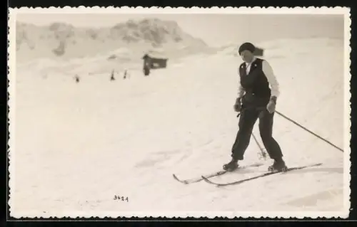 Foto-AK Skifahrer in winterlicher Landschaft