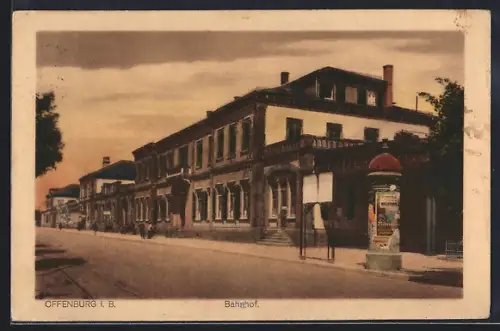 AK Offenburg i. B., Bahnhof mit Strassenpartie