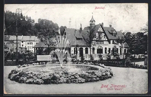 AK Bad Ilmenau /Thür. Wald, Bahnhof mit Springbrunnen