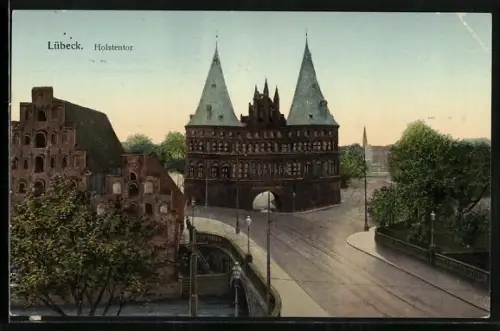 Goldfenster-AK Lübeck, Holstentor mit leuchtenden Fenstern