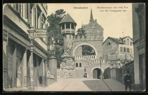 AK Wiesbaden, Heidenmauer mit römischem Tor von der Langgasse aus