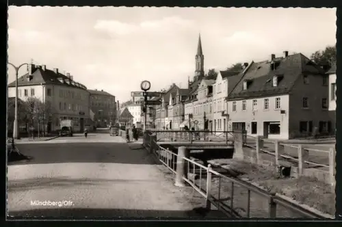 AK Münchberg /Ofr., Strassenansicht mit Kirche