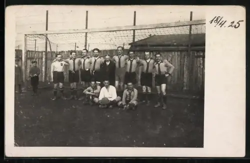 Foto-AK Gruppenfoto einer Fussball-Mannschaft 1925