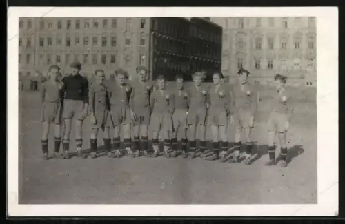 Foto-AK Gruppenbild einer Fussball-Mannschaft 1943