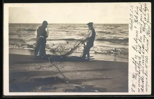 Foto-AK Zwei Fischer ziehen ihr Netz an Land