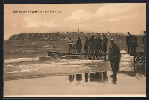 AK Helgoland, Nordseebad von der Düne aus, Personen am Strand und Wagen