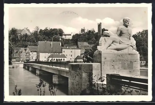 AK Landsberg am Lech, Karolinenbrücke mit Vater Lech