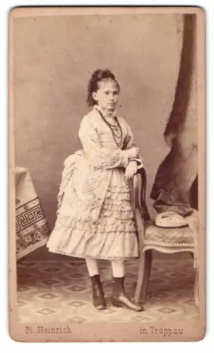 Fotografie R. Heinrich, Troppau, Johannisgasse 436, Mädchen in elegantem Kleid