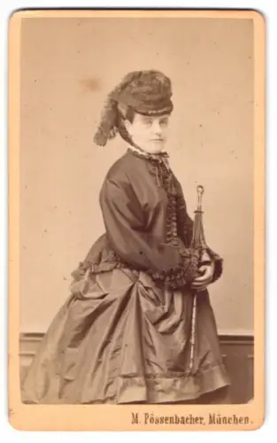 Fotografie M. Pössenbacher, München, Amalienstrasse 6, Dame mit elegantem Hut und Schirm