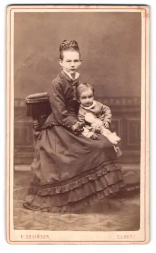 Fotografie E. Selinger, Olmütz, Böhmengasse 517, Frau mit Kind auf dem Schoss