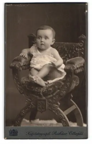 Fotografie W. Richter, Elberfeld, Herzogstr. 20, Kleinkind in prunkvollem Stuhl