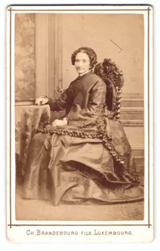Fotografie Ch. Brandebourg, Luxembourg, Avenue Amélie, Elegante Dame im prächtigen Kleid