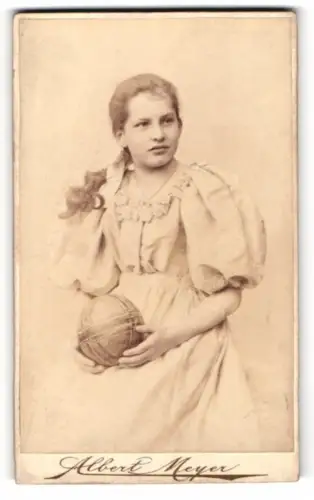 Fotografie Albert Meyer, Wiesbaden, Mädchen mit Ball