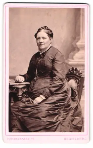 Fotografie Eduard Schultze, Heidelberg, Plöckstrasse 79, Sitzende Dame