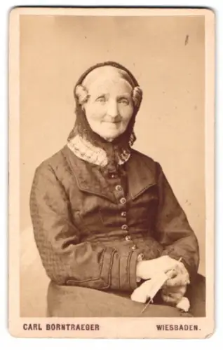 Fotografie Carl Borntraeger, Wiesbaden, Ältere Dame mit Häubchen