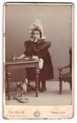 Fotografie Chr. Miehe, Hannover, Lavesstrasse 8, Agnes Schröder mit Spielzeugpferd