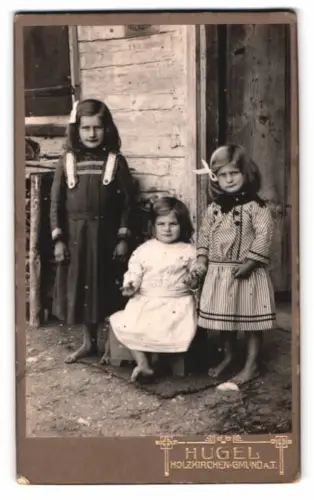 Fotografie Fritz Hugel, Holzkirchen, Rosa, Ruthi und Amali als Kinder vor einem Holzhaus