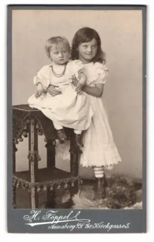 Fotografie H. Föppl, Annaberg, Grosse Kirchgasse 5, Zwei Kinder in weissen Kleidern