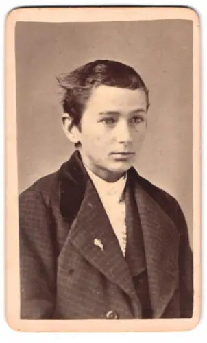 Fotografie W. Jenks, Boonville /N.Y., Porträt eines jungen Mannes im karierten Anzug