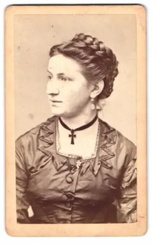 Fotografie August Baur, Augsburg, Jesuitengasse 414, Porträt einer Frau mit geflochtenem Haar