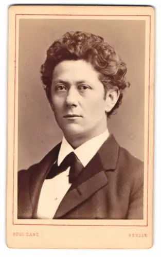 Fotografie Hugo Danz, Berlin, Jerusalemer Str. 28, Porträt eines Mannes mit lockigem Haar