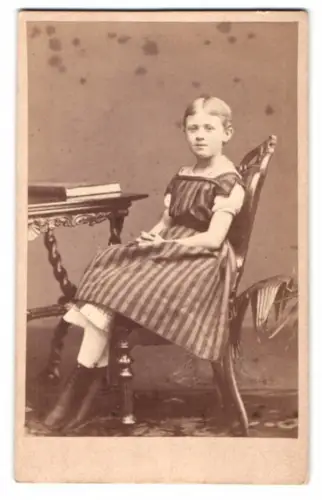 Fotografie J. Petersen, Kopenhagen, Kongens Nytorv 3, Junges Mädchen auf Stuhl