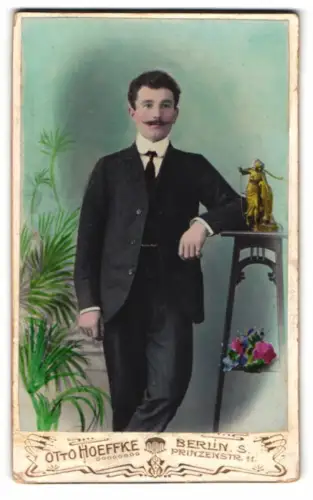Fotografie Otto Hoeffke, Berlin, Prinzenstr. 11, Eleganter Herr mit Statue