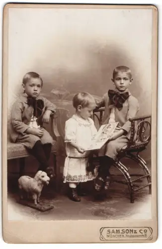 Fotografie Samson & Co, München, Neuhauserstr. 7, Drei Kinder mit Spielzeug und Buch