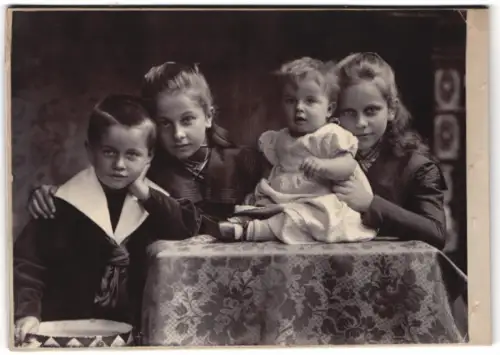 Fotografie Benque & Kindermann, Düsseldorf, Elberfelderstr. 4, Vier Kinder an einem Tisch