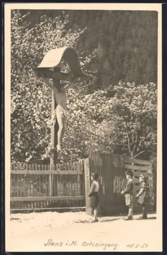 Foto-AK Stanz i. M., Ortseingang mit Flurkreuz