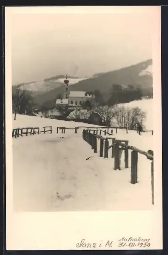 Foto-AK Stanz i. M., Ortspartie mit Kirche im Schnee 1950