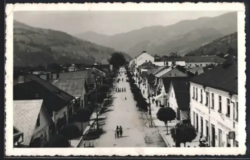 AK Raho, Strassenpartie mit Bergpanorama aus der Vogelschau
