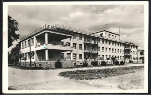 AK Beregszasz, Modernes Flachdach-Gebäude mit Strasse