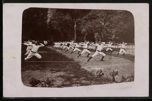 Foto-AK Turner auf einem Feld