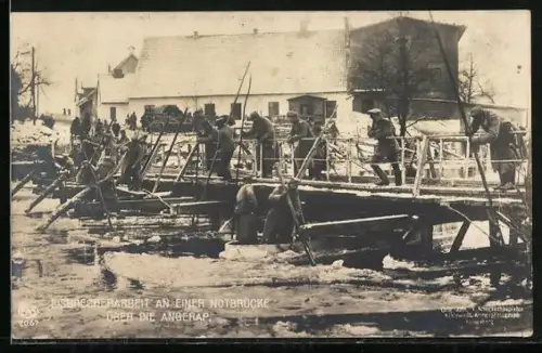 Foto-AK Eisbrecherarbeiten an einer Notbrücke über die Angerap