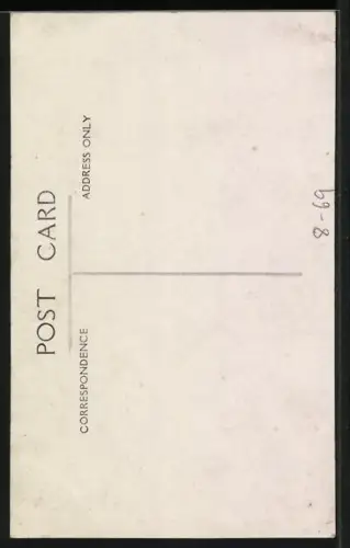 Foto-AK Polizist mit langem Mantel im Atelier