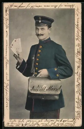 AK Postbote in Uniform mit Briefen