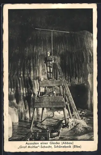 AK Schönebeck / Elbe, Salzbergwerk Graf Moltke-Schacht, Aussolen einer Glocke, Bergmann