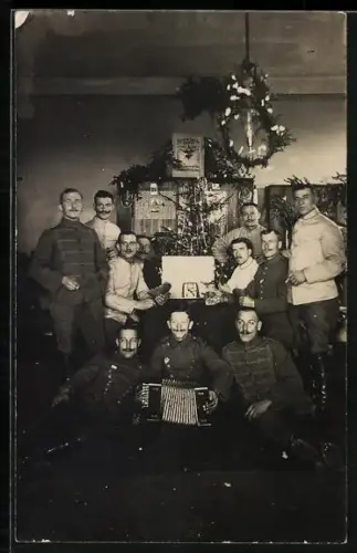 Foto-AK Soldaten mit einem Weihnachtsbaum 1916